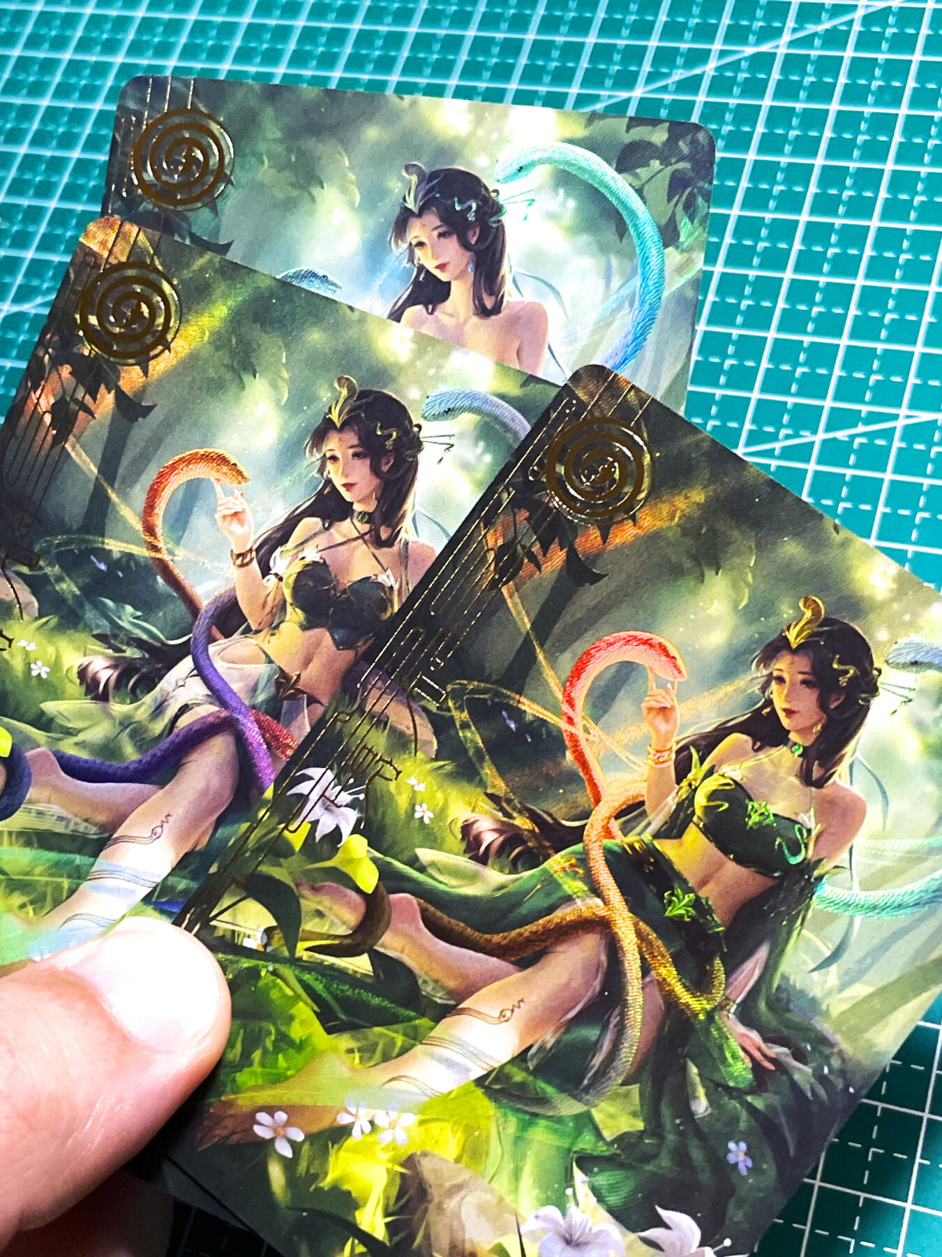 显眼宝25期 颜值精选 卡颜月色 生肖 巳蛇  折光彩闪 三渐变含艺术3张    折光彩闪  63*88