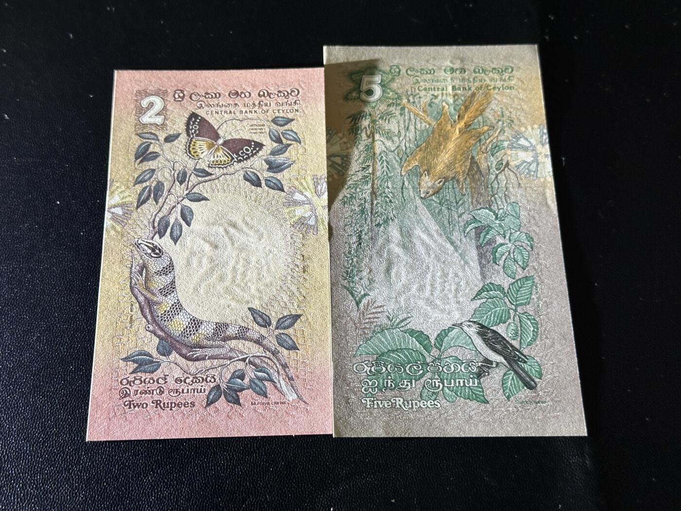 《外钞收藏家》第五百五十三期（本期品种丰富的纪念钞）（本平台长期征集拍品、欢迎藏友们联系合作） 1979年斯里兰卡2和5卢比 2张一起 全新UNC