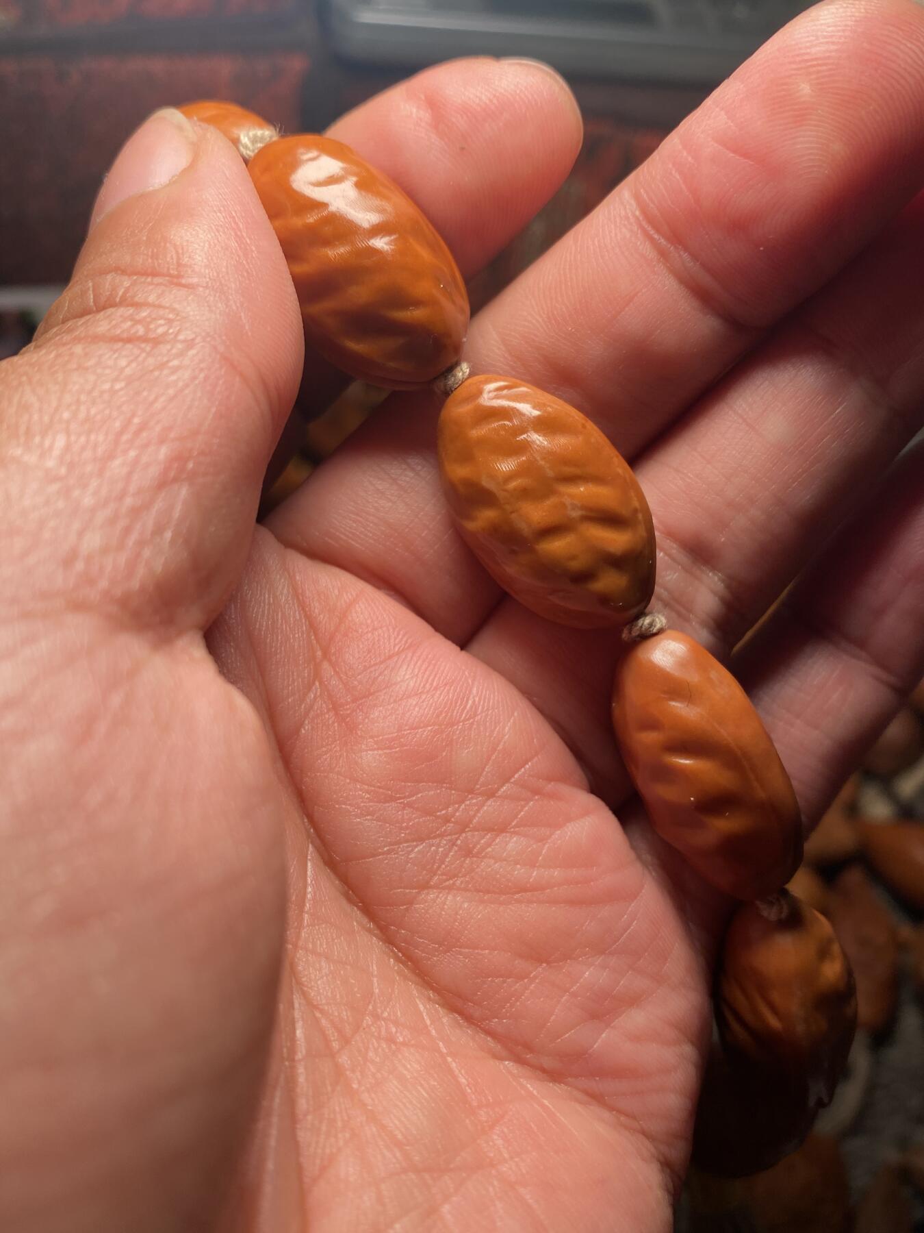 苏州苏工手工核雕放漏价 福利苏工核雕，纯手工雕刻，铁核二花开心果，老料，个性十足，等待有缘人，市场无同款，尺寸1。65x2.6左右喜欢的来