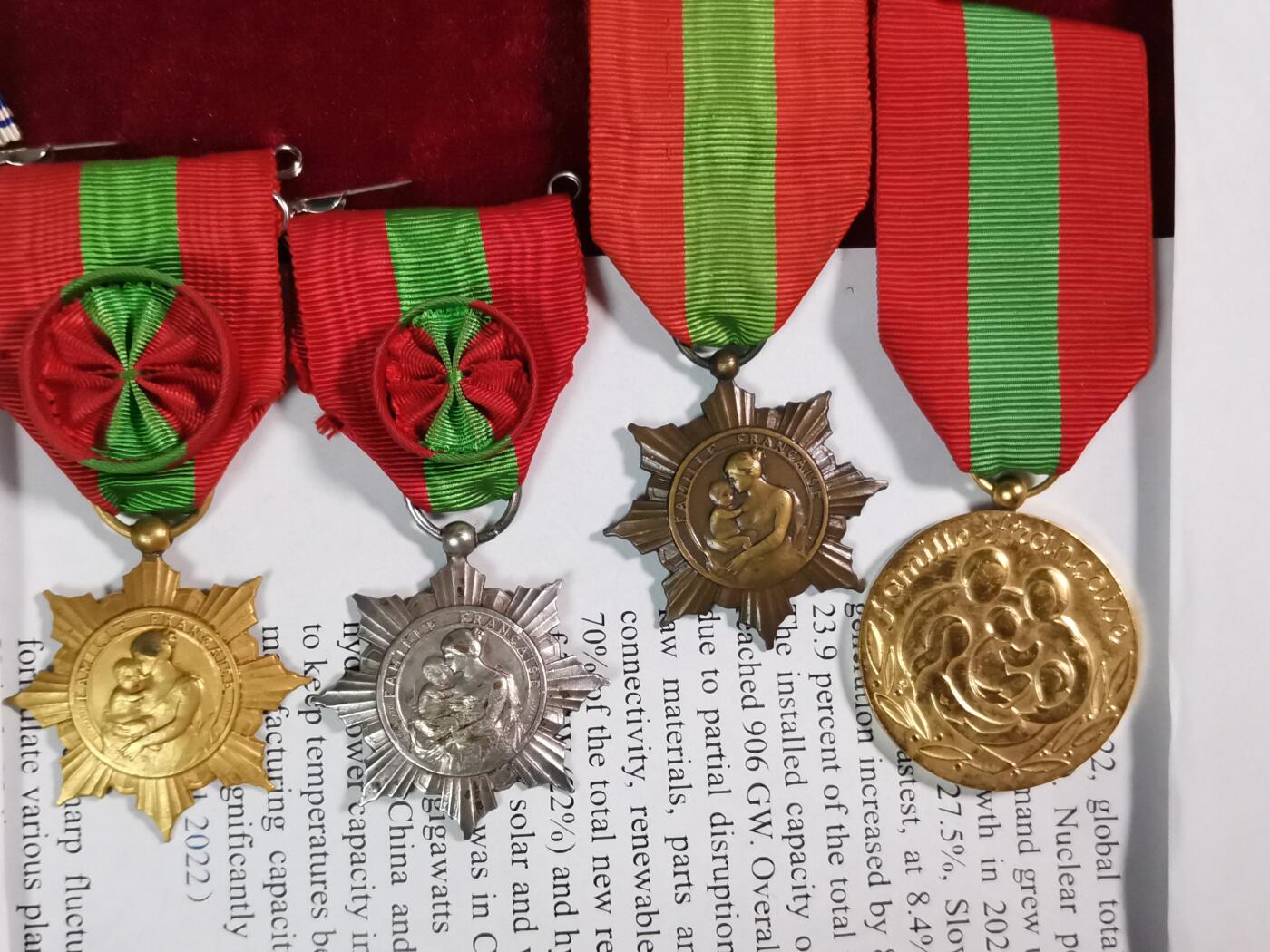 五军都督八月夏季台风场 法国母亲奖章组合（金级，银级，铜级），家庭关爱奖章
