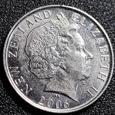 泉币菌-第69场-精品欢乐场-第2场 / 福利放送，感谢大家一直以来的支持。68-72场中，凡拍中15单及以上者，非偏远地区购买者，其所购所有商品满30包邮。       （特别说明：偏远地区包邮条件除满足购满15单及以上外，内蒙古、青海、西藏、宁夏需要满48包邮，新疆、西藏需要满68包邮。） 原光美品 英属新西兰2006年50分铜镍币小版  奋进号帆船 詹姆斯.库克船长 伊丽莎白二世女王 25mm