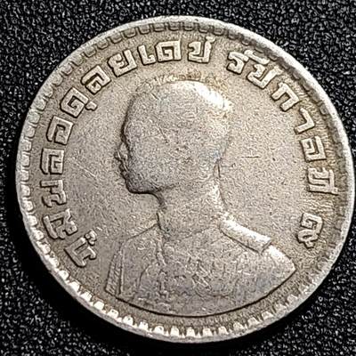 泉币菌-第68场-精品欢乐场-第1场 / 福利放送，感谢大家一直以来的支持。68-72场中，凡拍中15单及以上者，非偏远地区购买者，其所购所有商品满30包邮。       （特别说明：偏远地区包邮条件除满足购满15单及以上外，内蒙古、青海、西藏、宁夏需要满48包邮，新疆、西藏需要满68包邮。） 稀少极美品 泰国60年代拉玛九世早期1泰铢26.9MM 单年版 