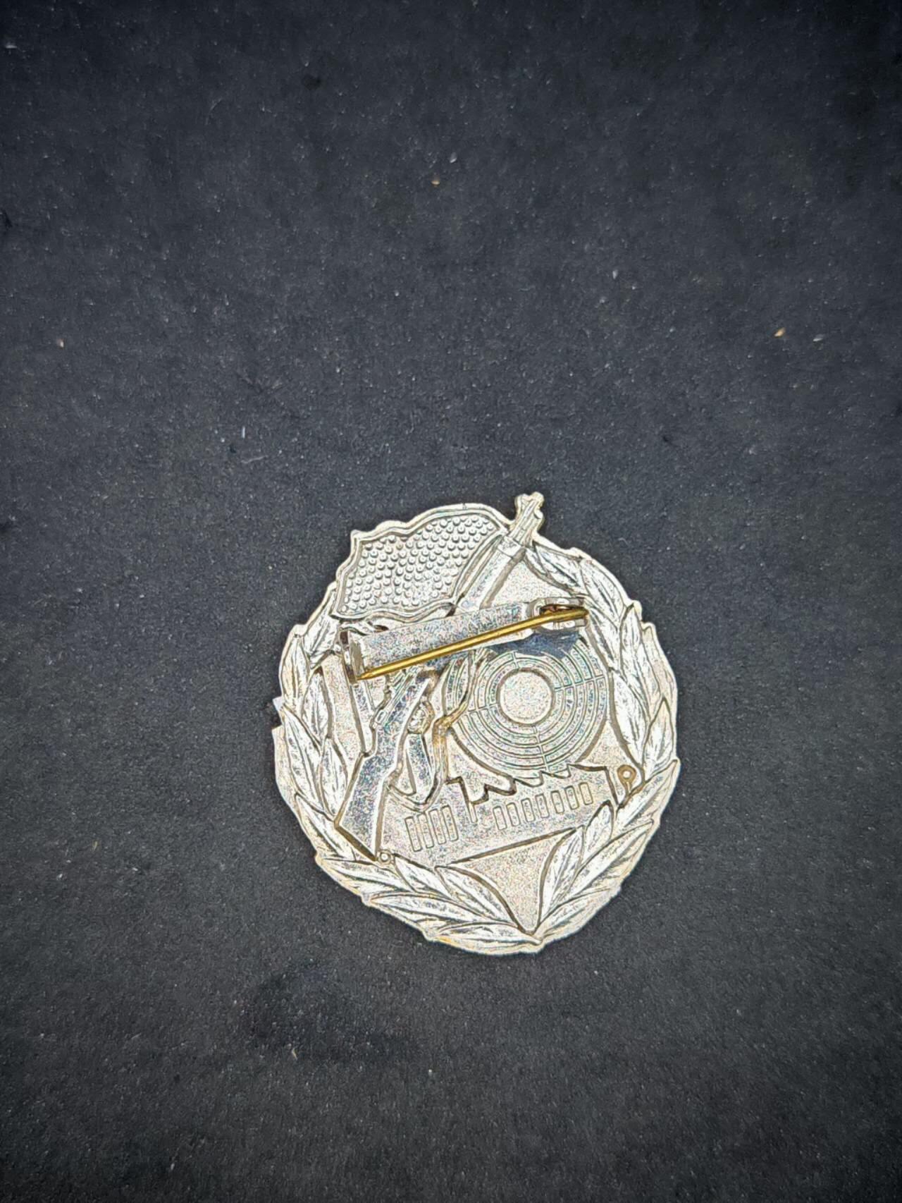 凯旋世界勋赏（第17期）（欢迎送拍）（对拍品有疑问请询问客服，不接受到手刀，出价默认拍品品相。请认真阅读拍卖规则！出价默认已认可！）（收到货请录制开箱视频，无视频概不处理问题。） 东德工战队的射击技能章银级