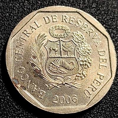 泉币菌-第69场-精品欢乐场-第2场 / 福利放送，感谢大家一直以来的支持。68-72场中，凡拍中15单及以上者，非偏远地区购买者，其所购所有商品满30包邮。       （特别说明：偏远地区包邮条件除满足购满15单及以上外，内蒙古、青海、西藏、宁夏需要满48包邮，新疆、西藏需要满68包邮。） 带光美品 秘鲁 1996年 1索尔硬币 国徽图案 25.5mm