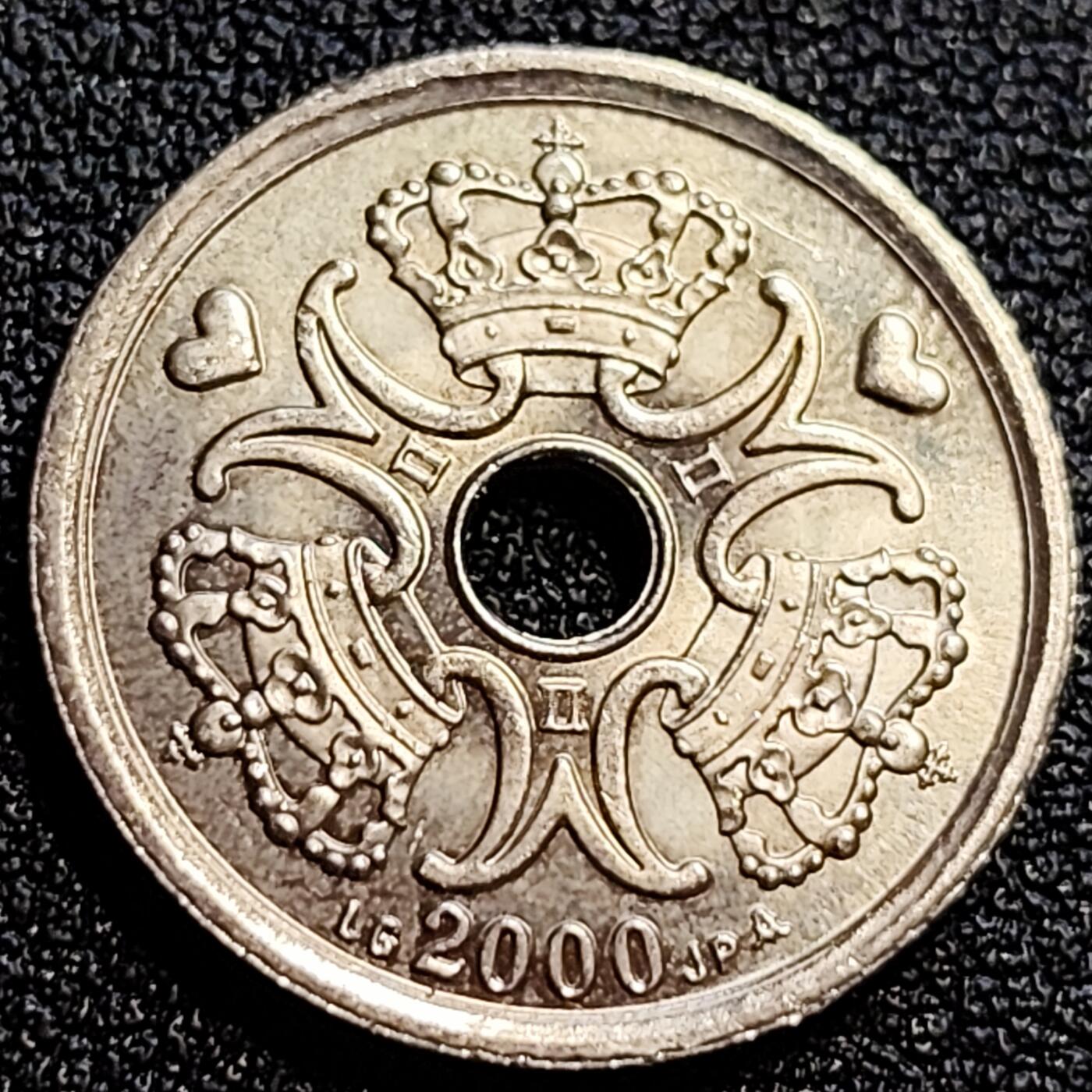 泉币菌-第71场-精品欢乐场-第4场 / 福利放送，感谢大家一直以来的支持。68-72场中，凡拍中15单及以上者，非偏远地区购买者，其所购所有商品满30包邮。       （特别说明：偏远地区包邮条件除满足购满15单及以上外，内蒙古、青海、西藏、宁夏需要满48包邮，新疆、西藏需要满68包邮。） 原光美品 高币值 丹麦1千禧年1克朗 中孔币爱心币 玛格丽特二世 