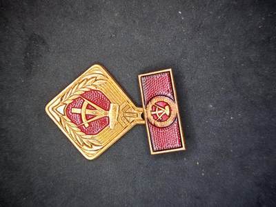 凯旋世界勋赏（第17期）（欢迎送拍）（对拍品有疑问请询问客服，不接受到手刀，出价默认拍品品相。请认真阅读拍卖规则！出价默认已认可！）（收到货请录制开箱视频，无视频概不处理问题。） - 东德 民主德国社会主义劳动积极分子荣誉奖章