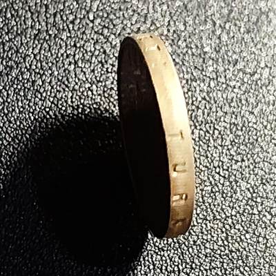 泉币菌-第68场-精品欢乐场-第1场 / 福利放送，感谢大家一直以来的支持。68-72场中，凡拍中15单及以上者，非偏远地区购买者，其所购所有商品满30包邮。       （特别说明：偏远地区包邮条件除满足购满15单及以上外，内蒙古、青海、西藏、宁夏需要满48包邮，新疆、西藏需要满68包邮。） 加厚字边 1996年土耳其星月币10万里拉 黄铜币 玫瑰23.5×2.5mm