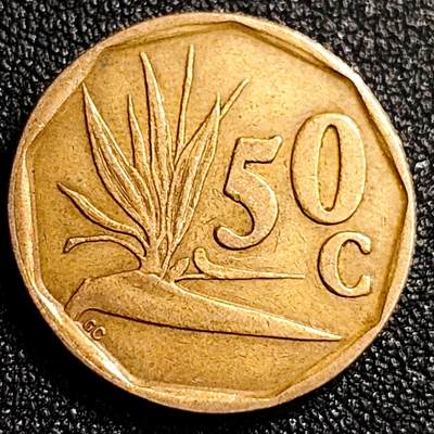 泉币菌-第69场-精品欢乐场-第2场 / 福利放送，感谢大家一直以来的支持。68-72场中，凡拍中15单及以上者，非偏远地区购买者，其所购所有商品满30包邮。       （特别说明：偏远地区包邮条件除满足购满15单及以上外，内蒙古、青海、西藏、宁夏需要满48包邮，新疆、西藏需要满68包邮。） - 铜光美品 1994年南非50分硬币 国徽九边形天堂鸟花(鹤望兰)22mm厚1.9mm