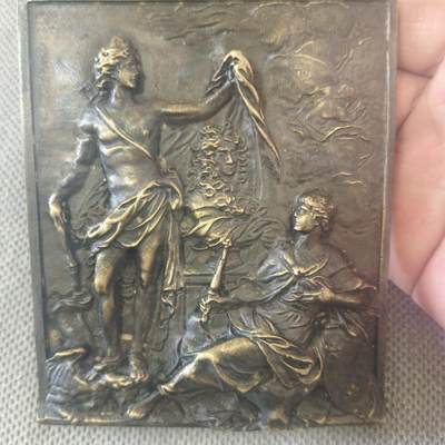 纪念章牌 - 法国路易十四 高浮雕纪念铜板 勇士与守护。高127毫米 宽105。