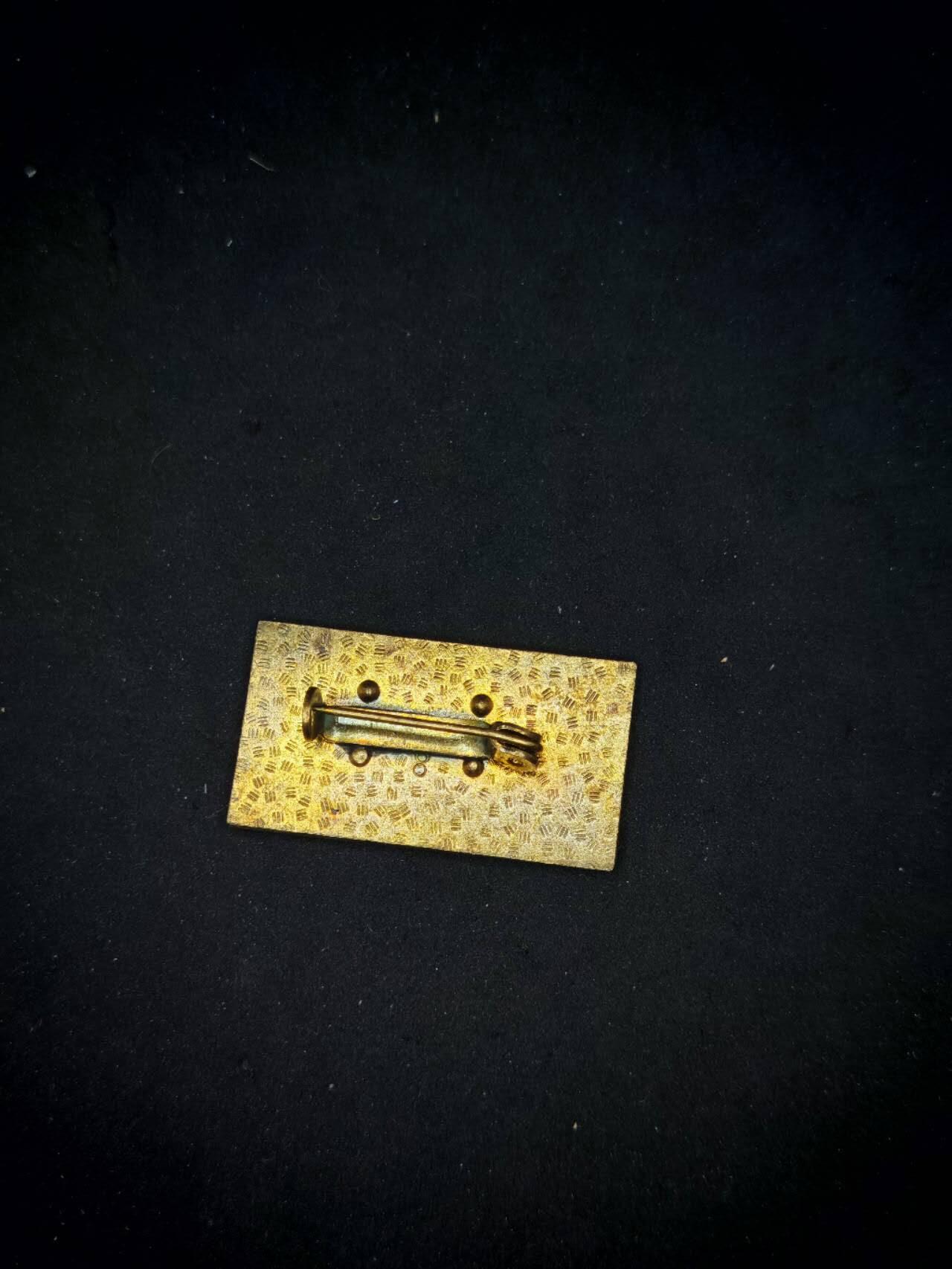 凯旋世界勋赏（第17期）（欢迎送拍）（对拍品有疑问请询问客服，不接受到手刀，出价默认拍品品相。请认真阅读拍卖规则！出价默认已认可！）（收到货请录制开箱视频，无视频概不处理问题。） 东德 民主德国银级全国阵线荣誉证章