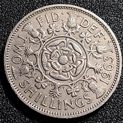 泉币菌-第68场-精品欢乐场-第1场 / 福利放送，感谢大家一直以来的支持。68-72场中，凡拍中15单及以上者，非偏远地区购买者，其所购所有商品满30包邮。       （特别说明：偏远地区包邮条件除满足购满15单及以上外，内蒙古、青海、西藏、宁夏需要满48包邮，新疆、西藏需要满68包邮。） 好品 英国早期1963年2先令老镍币 伊丽莎白二世青年女王头像 28.3MM