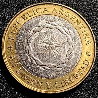 泉币菌-第68场-精品欢乐场-第1场 / 福利放送，感谢大家一直以来的支持。68-72场中，凡拍中15单及以上者，非偏远地区购买者，其所购所有商品满30包邮。       （特别说明：偏远地区包邮条件除满足购满15单及以上外，内蒙古、青海、西藏、宁夏需要满48包邮，新疆、西藏需要满68包邮。） 阿根廷2比索 太阳神双色币 24.5mm美洲币