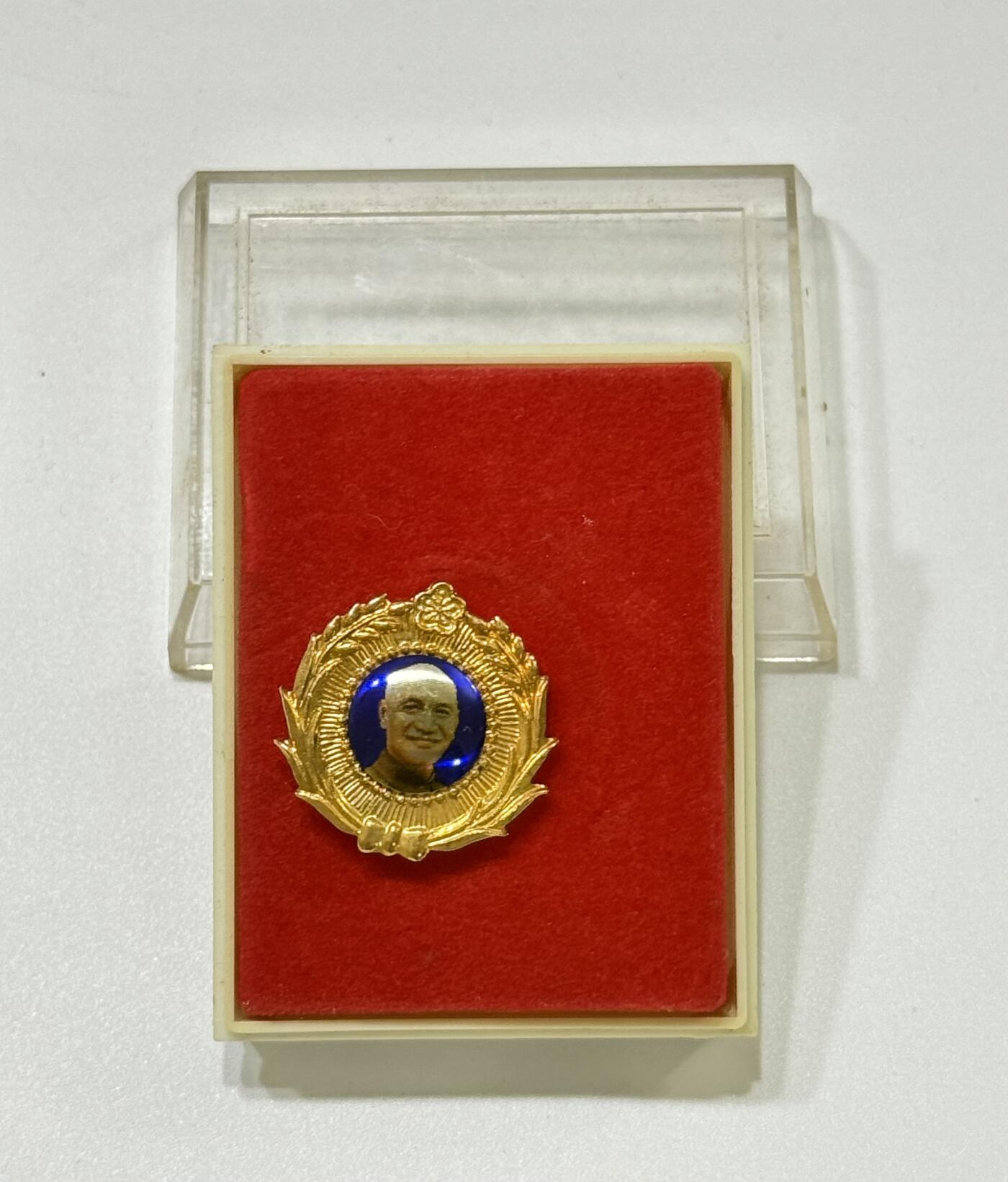 RimeNova韵星2025军品类夏季拍卖会-- RimeNova 2025 Summer Militaria Sale 蒋像章，附原盒，大溪慈湖陵寝管理处敬赠