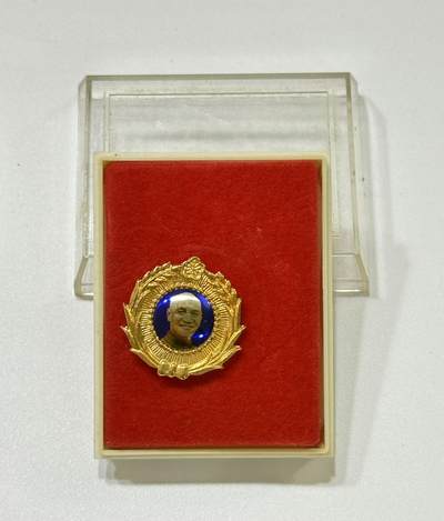 RimeNova韵星2025军品类夏季拍卖会-- RimeNova 2025 Summer Militaria Sale - 蒋像章，附原盒，大溪慈湖陵寝管理处敬赠