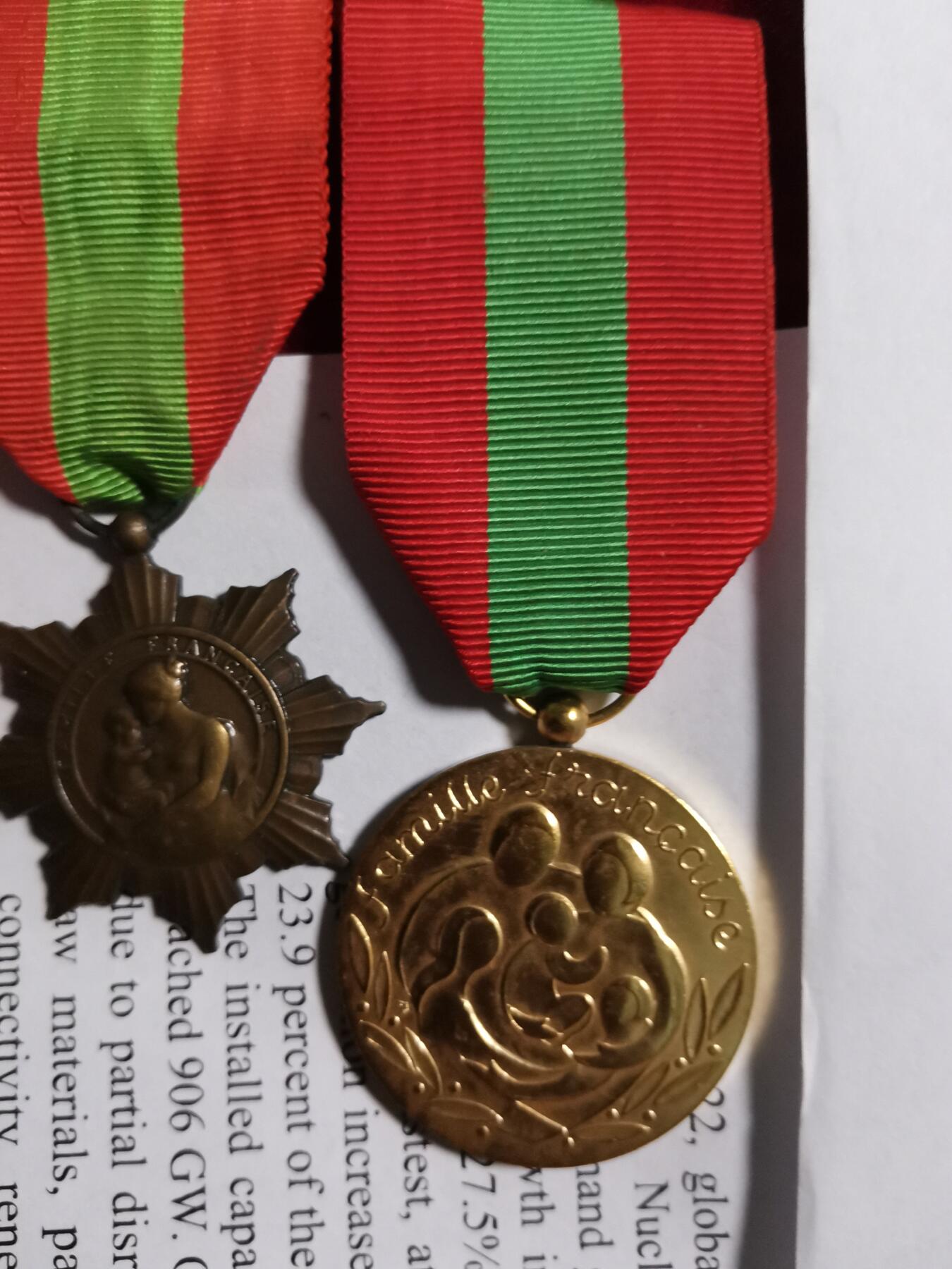 五军都督八月夏季台风场 法国母亲奖章组合（金级，银级，铜级），家庭关爱奖章