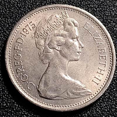 泉币菌-第68场-精品欢乐场-第1场 / 福利放送，感谢大家一直以来的支持。68-72场中，凡拍中15单及以上者，非偏远地区购买者，其所购所有商品满30包邮。       （特别说明：偏远地区包邮条件除满足购满15单及以上外，内蒙古、青海、西藏、宁夏需要满48包邮，新疆、西藏需要满68包邮。） 原光美品 早期老版 1971年英国大5便士镍币 皇冠蓟草 23mm 