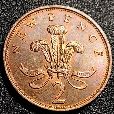 泉币菌-第69场-精品欢乐场-第2场 / 福利放送，感谢大家一直以来的支持。68-72场中，凡拍中15单及以上者，非偏远地区购买者，其所购所有商品满30包邮。       （特别说明：偏远地区包邮条件除满足购满15单及以上外，内蒙古、青海、西藏、宁夏需要满48包邮，新疆、西藏需要满68包邮。） 少见 铜光美品 1975年英国2便士 铜币 威尔士皇冠 狮子雄狮 