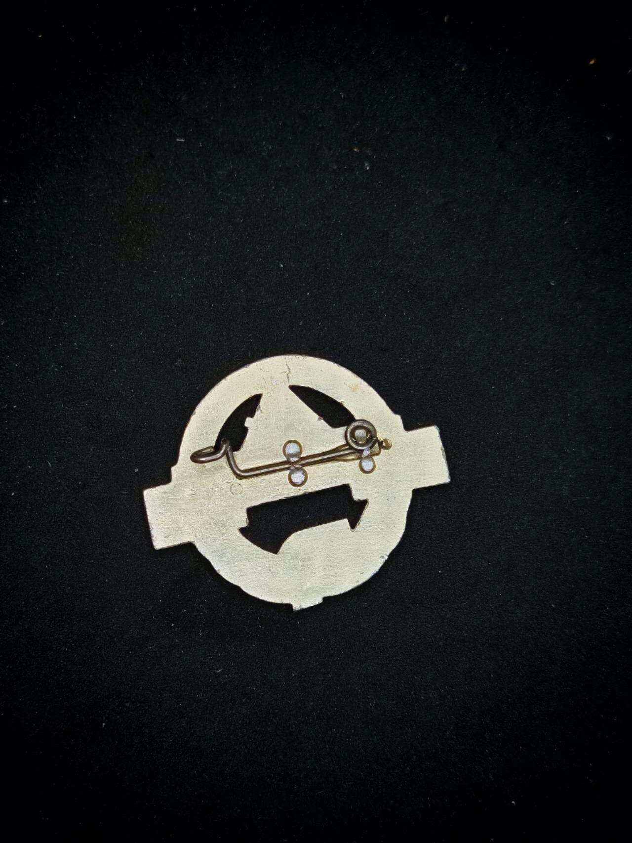 凯旋世界勋赏（第17期）（欢迎送拍）（对拍品有疑问请询问客服，不接受到手刀，出价默认拍品品相。请认真阅读拍卖规则！出价默认已认可！）（收到货请录制开箱视频，无视频概不处理问题。） 纪念民主德国取得最高成就徽章