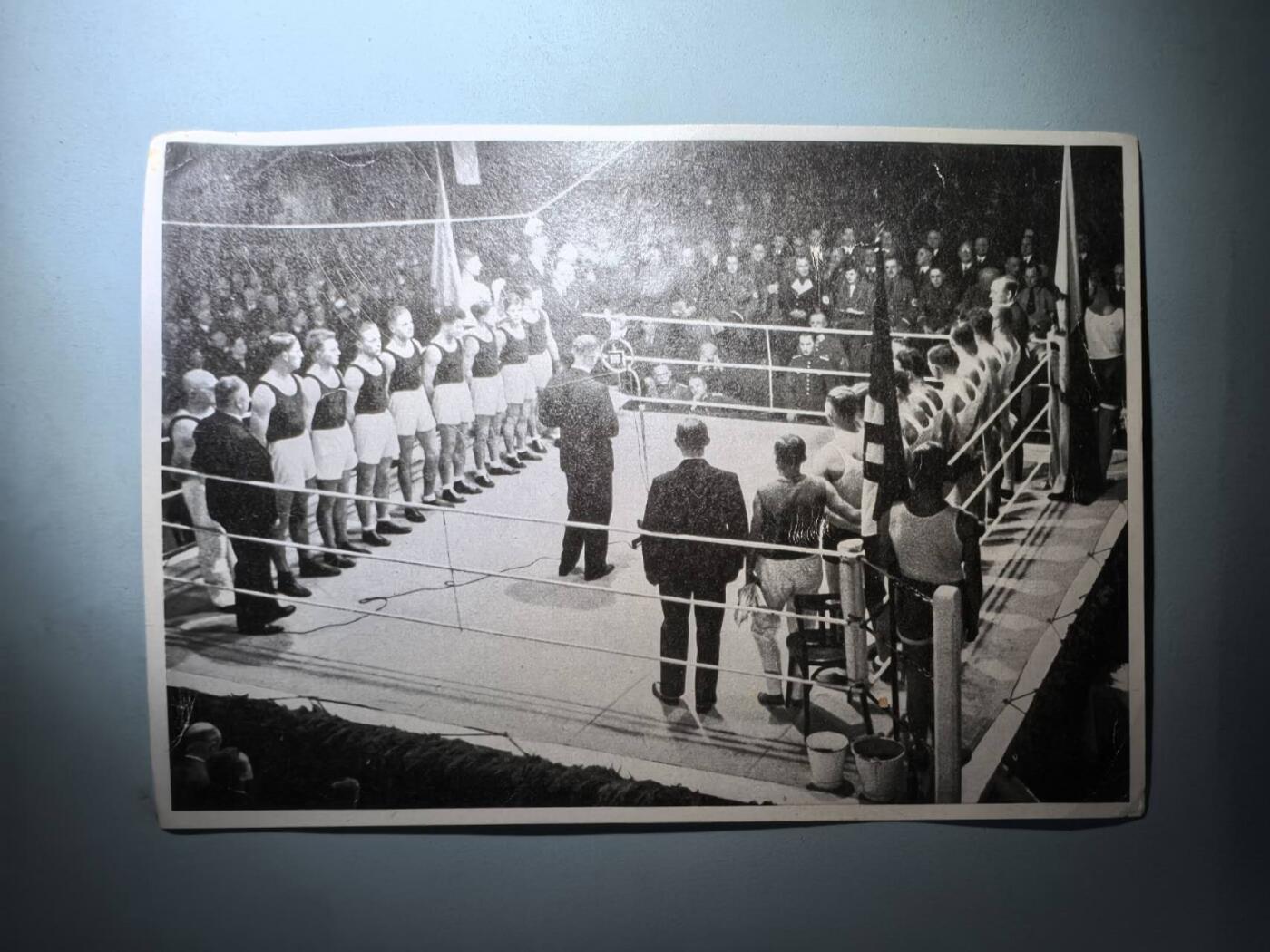 盛世勋华——号角文化勋章邮票专场拍卖第273期 德国（1939）1936年柏林奥运会大尺寸宣传照片 德国业余拳击手在前一年的奥运会上极为成功，在众多国际赛事中表现尤为出色。在德国与波兰的团体赛（左侧为德国队）前，这些队伍在埃森亮相