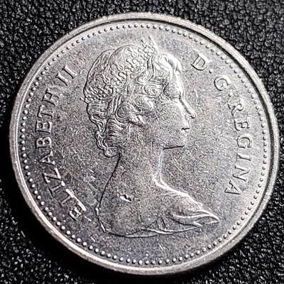 泉币菌-第69场-精品欢乐场-第2场 / 福利放送，感谢大家一直以来的支持。68-72场中，凡拍中15单及以上者，非偏远地区购买者，其所购所有商品满30包邮。       （特别说明：偏远地区包邮条件除满足购满15单及以上外，内蒙古、青海、西藏、宁夏需要满48包邮，新疆、西藏需要满68包邮。） 高币值 加拿大1982年1/4加拿大元 伊丽莎白二世 驯鹿 24mm 