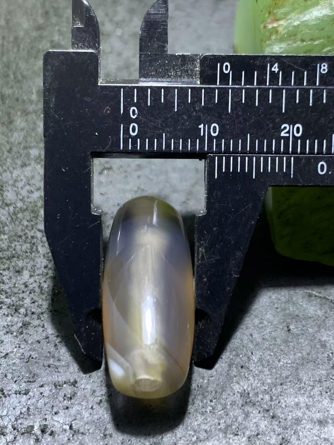 高玉化冻料巴西玛瑙随形通货桶珠一个，