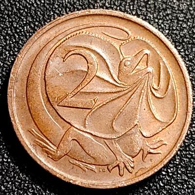 泉币菌-第68场-精品欢乐场-第1场 / 福利放送，感谢大家一直以来的支持。68-72场中，凡拍中15单及以上者，非偏远地区购买者，其所购所有商品满30包邮。       （特别说明：偏远地区包邮条件除满足购满15单及以上外，内蒙古、青海、西藏、宁夏需要满48包邮，新疆、西藏需要满68包邮。） 极美 1984年 英属澳大利亚2分铜币 伞蜥蜴斗篷蜥 21.5mm