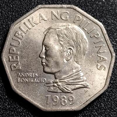 泉币菌-第68场-精品欢乐场-第1场 / 福利放送，感谢大家一直以来的支持。68-72场中，凡拍中15单及以上者，非偏远地区购买者，其所购所有商品满30包邮。       （特别说明：偏远地区包邮条件除满足购满15单及以上外，内蒙古、青海、西藏、宁夏需要满48包邮，新疆、西藏需要满68包邮。） 原光 1989年菲律宾2比索大币 波尼法西奥将军大版 棕榈树 31毫米12克 多边形异形币