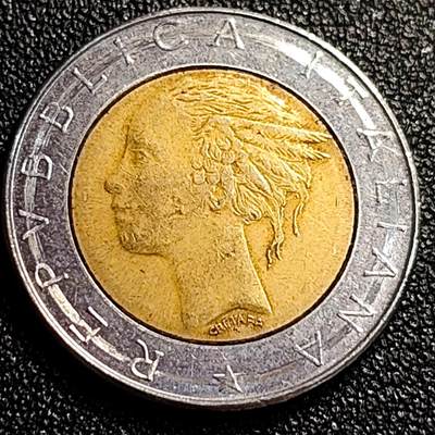 泉币菌-第69场-精品欢乐场-第2场 / 福利放送，感谢大家一直以来的支持。68-72场中，凡拍中15单及以上者，非偏远地区购买者，其所购所有商品满30包邮。       （特别说明：偏远地区包邮条件除满足购满15单及以上外，内蒙古、青海、西藏、宁夏需要满48包邮，新疆、西藏需要满68包邮。） 世界首枚双色币 意大利1982年500里拉 罗马建筑雕像 广场 25.8mm