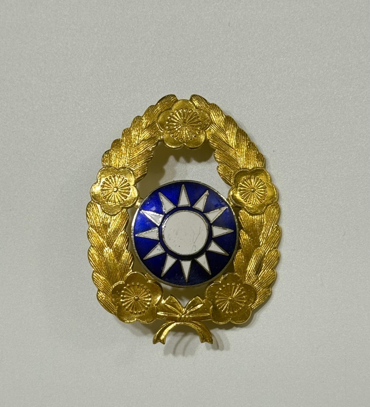 RimeNova韵星2025军品类夏季拍卖会-- RimeNova 2025 Summer Militaria Sale 陆军少将冯一中（军需监）大盘帽徽一枚