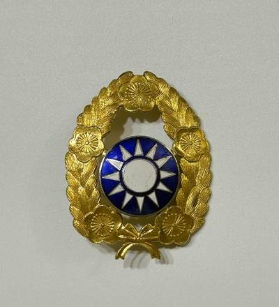 RimeNova韵星2025军品类夏季拍卖会-- RimeNova 2025 Summer Militaria Sale - 陆军少将冯一中（军需监）大盘帽徽一枚