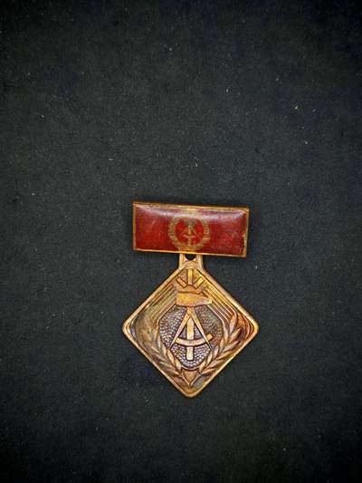 凯旋世界勋赏（第17期）（欢迎送拍）（对拍品有疑问请询问客服，不接受到手刀，出价默认拍品品相。请认真阅读拍卖规则！出价默认已认可！）（收到货请录制开箱视频，无视频概不处理问题。） - 东德 民主德国 个人与集体劳动荣誉证章奖章纪念章 