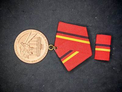 凯旋世界勋赏（第17期）（欢迎送拍）（对拍品有疑问请询问客服，不接受到手刀，出价默认拍品品相。请认真阅读拍卖规则！出价默认已认可！）（收到货请录制开箱视频，无视频概不处理问题。） - 东德铜级工人阶级战斗队功绩勋章