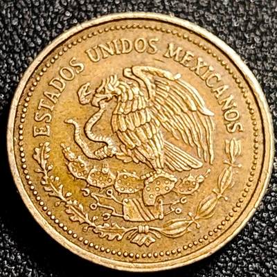 泉币菌-第68场-精品欢乐场-第1场 / 福利放送，感谢大家一直以来的支持。68-72场中，凡拍中15单及以上者，非偏远地区购买者，其所购所有商品满30包邮。       （特别说明：偏远地区包邮条件除满足购满15单及以上外，内蒙古、青海、西藏、宁夏需要满48包邮，新疆、西藏需要满68包邮。） 墨西哥1985年20比索铜币 第一任墨西哥总统 瓜达卢佩·维多利亚 21mm 