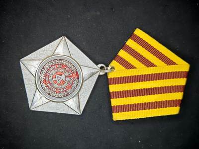 凯旋世界勋赏（第17期）（欢迎送拍）（对拍品有疑问请询问客服，不接受到手刀，出价默认拍品品相。请认真阅读拍卖规则！出价默认已认可！）（收到货请录制开箱视频，无视频概不处理问题。） - 东德银级为人民与祖国服役战斗勋章