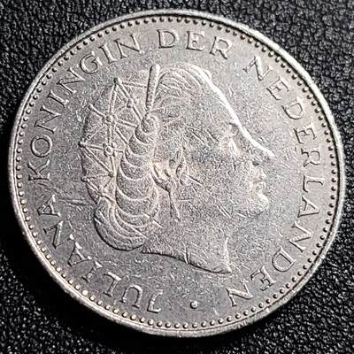 泉币菌-第69场-精品欢乐场-第2场 / 福利放送，感谢大家一直以来的支持。68-72场中，凡拍中15单及以上者，非偏远地区购买者，其所购所有商品满30包邮。       （特别说明：偏远地区包邮条件除满足购满15单及以上外，内蒙古、青海、西藏、宁夏需要满48包邮，新疆、西藏需要满68包邮。） 荷兰王国 1972年 2.5盾 朱莉安娜女王 29mm 荷兰入欧前 绝版