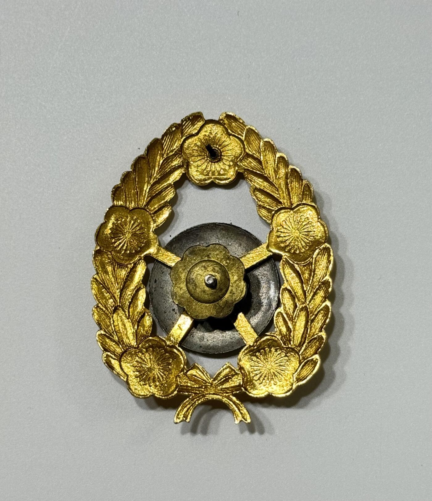 RimeNova韵星2025军品类夏季拍卖会-- RimeNova 2025 Summer Militaria Sale 陆军少将冯一中（军需监）大盘帽徽一枚