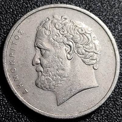 泉币菌-第69场-精品欢乐场-第2场 / 福利放送，感谢大家一直以来的支持。68-72场中，凡拍中15单及以上者，非偏远地区购买者，其所购所有商品满30包邮。       （特别说明：偏远地区包邮条件除满足购满15单及以上外，内蒙古、青海、西藏、宁夏需要满48包邮，新疆、西藏需要满68包邮。） 美品 希腊1982年10德拉克马铜镍币，哲学家德谟克利特，26mm