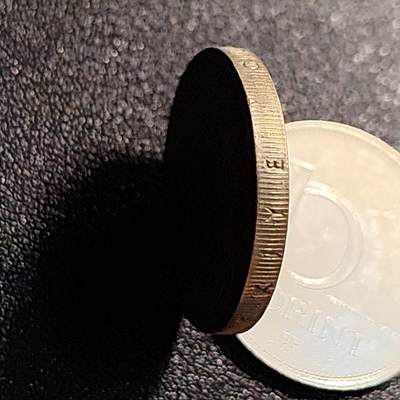 泉币菌-第69场-精品欢乐场-第2场 / 福利放送，感谢大家一直以来的支持。68-72场中，凡拍中15单及以上者，非偏远地区购买者，其所购所有商品满30包邮。       （特别说明：偏远地区包邮条件除满足购满15单及以上外，内蒙古、青海、西藏、宁夏需要满48包邮，新疆、西藏需要满68包邮。） 加厚字边 1995年土耳其星月币10万里拉 黄铜币 玫瑰23.5×2.5mm