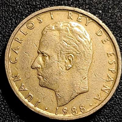 泉币菌-第69场-精品欢乐场-第2场 / 福利放送，感谢大家一直以来的支持。68-72场中，凡拍中15单及以上者，非偏远地区购买者，其所购所有商品满30包邮。       （特别说明：偏远地区包邮条件除满足购满15单及以上外，内蒙古、青海、西藏、宁夏需要满48包邮，新疆、西藏需要满68包邮。） 厚重 西班牙100比塞塔 双柱 卡洛斯一世国王 铜币 24.5mm