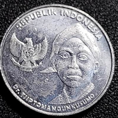 泉币菌-第68场-精品欢乐场-第1场 / 福利放送，感谢大家一直以来的支持。68-72场中，凡拍中15单及以上者，非偏远地区购买者，其所购所有商品满30包邮。       （特别说明：偏远地区包邮条件除满足购满15单及以上外，内蒙古、青海、西藏、宁夏需要满48包邮，新疆、西藏需要满68包邮。） 印度尼西亚200卢比铝币 鹰徽 人物 25mm