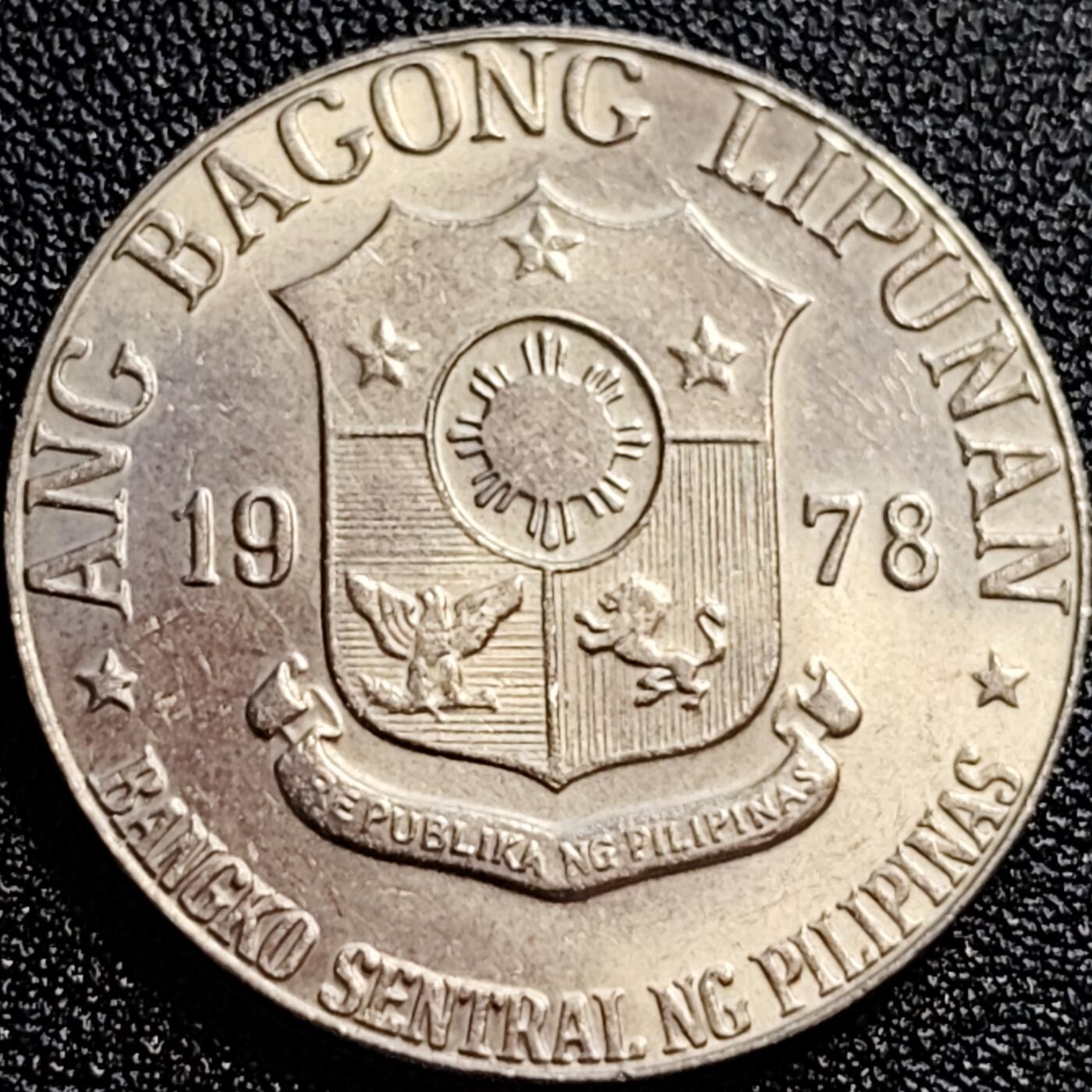 泉币菌-第71场-精品欢乐场-第4场 / 福利放送，感谢大家一直以来的支持。68-72场中，凡拍中15单及以上者，非偏远地区购买者，其所购所有商品满30包邮。       （特别说明：偏远地区包邮条件除满足购满15单及以上外，内蒙古、青海、西藏、宁夏需要满48包邮，新疆、西藏需要满68包邮。） 原光UNC 大镍币 菲律宾1978年1比索铜镍币 扶西·黎刹 29mm
