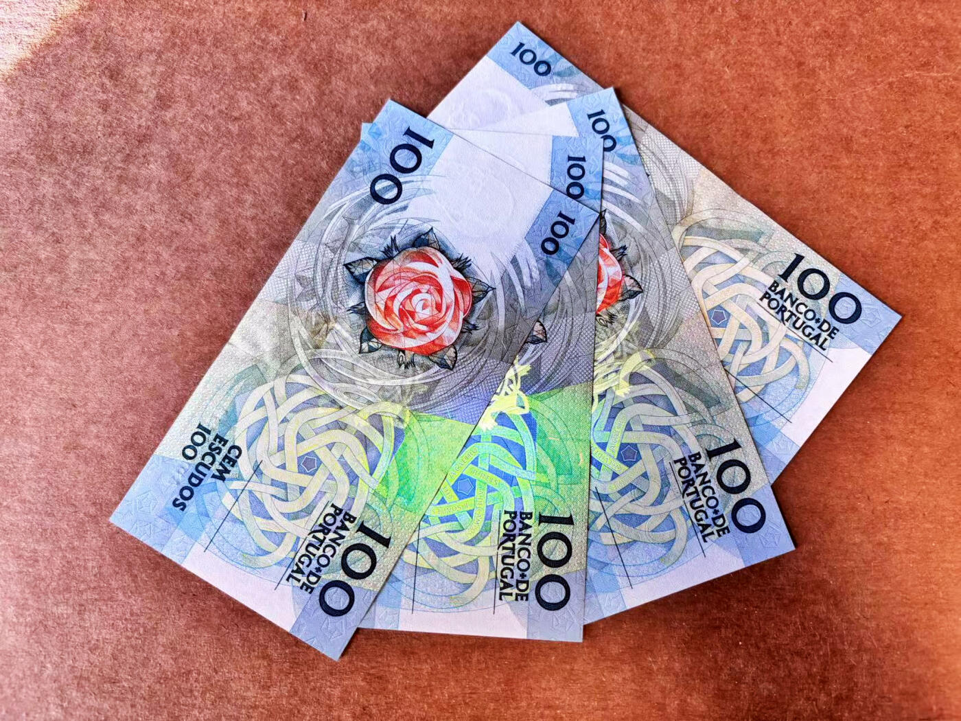 【Blue Auction】世界纸币精拍第704期——18级TOP拍卖/信誉/品质/专业/高效💫 【一组4张 含88尾和千位小号】葡萄牙 1986-87年100埃斯库多 全新UNC
