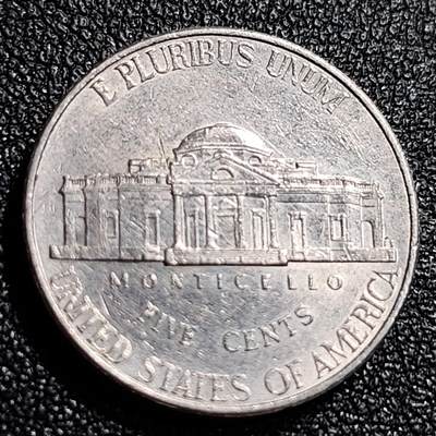 泉币菌-第69场-精品欢乐场-第2场 / 福利放送，感谢大家一直以来的支持。68-72场中，凡拍中15单及以上者，非偏远地区购买者，其所购所有商品满30包邮。       （特别说明：偏远地区包邮条件除满足购满15单及以上外，内蒙古、青海、西藏、宁夏需要满48包邮，新疆、西藏需要满68包邮。） 光极美品 美国2006年5美分P版纪念币 杰斐逊 及 故居蒙蒂塞洛庄园 21mm 