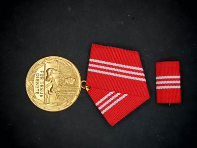 凯旋世界勋赏（第17期）（欢迎送拍）（对拍品有疑问请询问客服，不接受到手刀，出价默认拍品品相。请认真阅读拍卖规则！出价默认已认可！）（收到货请录制开箱视频，无视频概不处理问题。） - 东德工战队忠诚服务金级