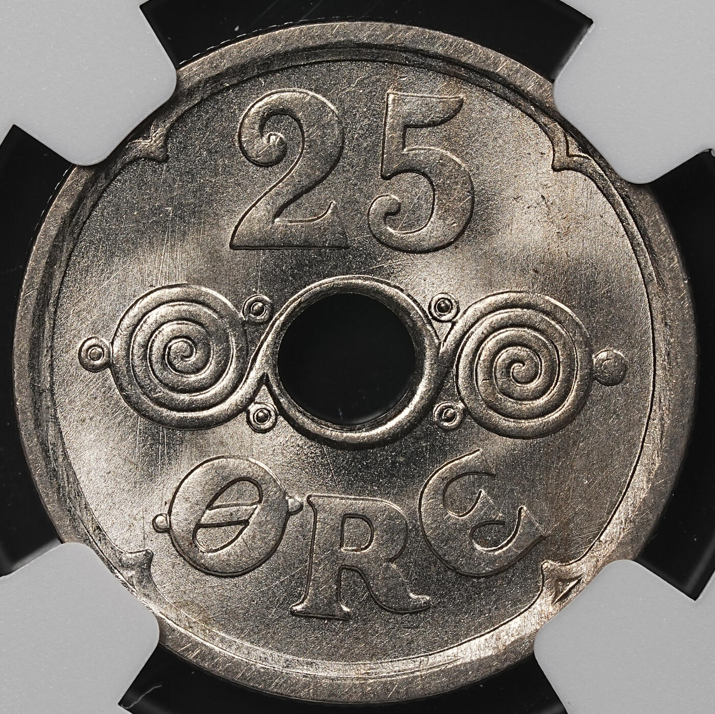修遠堂世界钱币第七十九期 NGC MS64 1947年丹麦中孔25欧尔