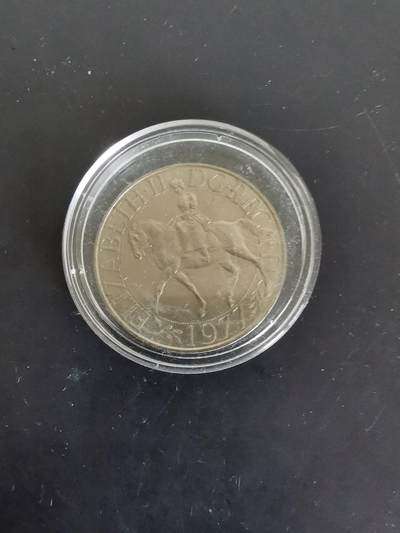 老王徽章第139期 - 英国伊丽莎白二世1977银禧纪念章   带塑料盒    直径40mm   重量28.4g