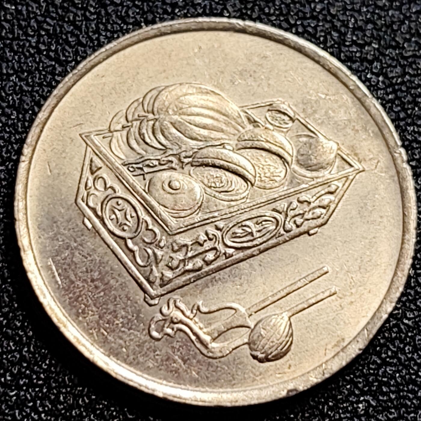 泉币菌-第71场-精品欢乐场-第4场 / 福利放送，感谢大家一直以来的支持。68-72场中，凡拍中15单及以上者，非偏远地区购买者，其所购所有商品满30包邮。       （特别说明：偏远地区包邮条件除满足购满15单及以上外，内蒙古、青海、西藏、宁夏需要满48包邮，新疆、西藏需要满68包邮。） 原光美品 马来西亚2005年20仙 传统手工艺品 栳叶盒 铜镍币 硬币 23.6mm 