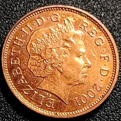 泉币菌-第68场-精品欢乐场-第1场 / 福利放送，感谢大家一直以来的支持。68-72场中，凡拍中15单及以上者，非偏远地区购买者，其所购所有商品满30包邮。       （特别说明：偏远地区包邮条件除满足购满15单及以上外，内蒙古、青海、西藏、宁夏需要满48包邮，新疆、西藏需要满68包邮。） 原铜光极美  2001年 英国2便士铜币 威尔士皇冠 25.9mm