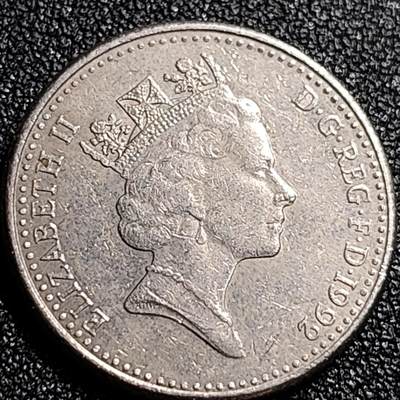 泉币菌-第68场-精品欢乐场-第1场 / 福利放送，感谢大家一直以来的支持。68-72场中，凡拍中15单及以上者，非偏远地区购买者，其所购所有商品满30包邮。       （特别说明：偏远地区包邮条件除满足购满15单及以上外，内蒙古、青海、西藏、宁夏需要满48包邮，新疆、西藏需要满68包邮。） 英国大镍币 英国1992年 10便士铜镍币  伊丽莎白二世女王 皇冠狮子