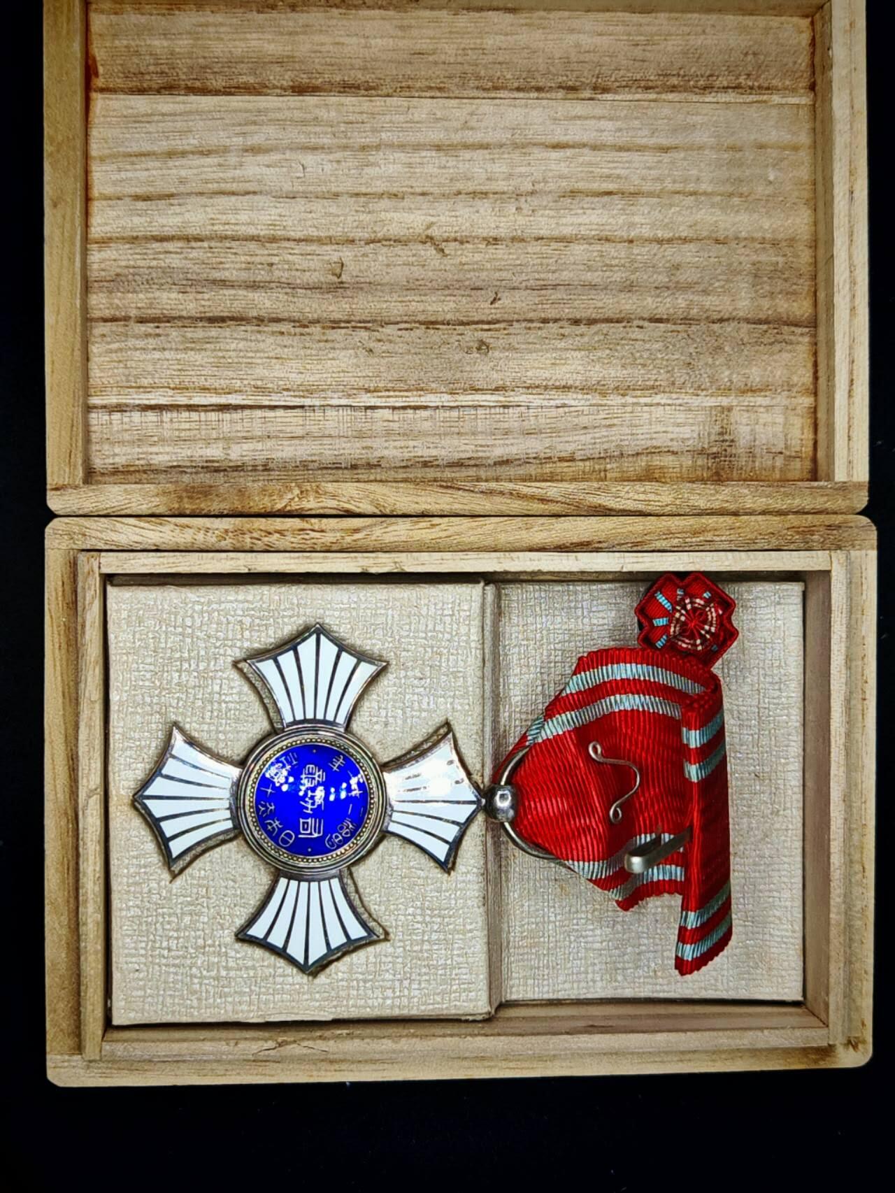 凯旋世界勋赏（第17期）（欢迎送拍）（对拍品有疑问请询问客服，不接受到手刀，出价默认拍品品相。请认真阅读拍卖规则！出价默认已认可！）（收到货请录制开箱视频，无视频概不处理问题。） 日本赤十字有功银制